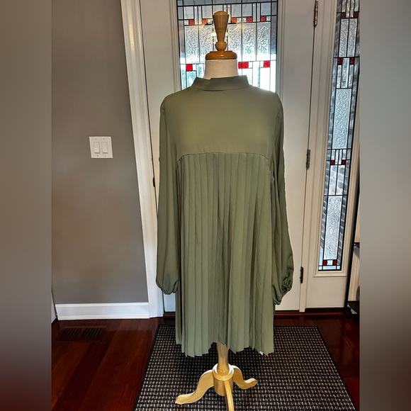 Asos high neck - slit sleeve - pleated - flattering to everyone - Picture 3 of 5